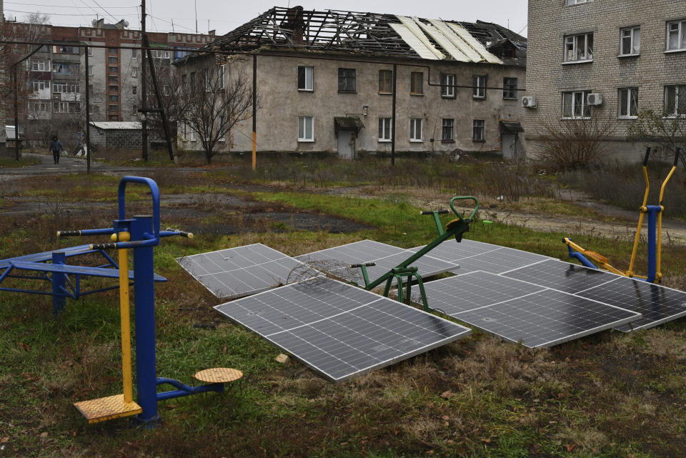 Paneles solares en el patio de un edificio de apartamentos en Lyman, en la región de Donetsk, Ucrania, el domingo 20 de noviembre de 2022. La situación en Kiev y otras grandes ciudades ucranianas ha empeorado de forma drástica tras los últimos ataques de misiles a la red eléctrica. (AP Foto/Andriy Andriyenko)