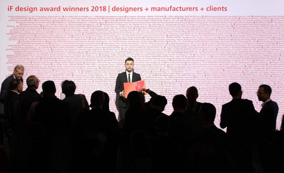 Chung Chuan-bin receiving his iF Design Award in 2018. (Photo courtesy of 鍾全斌 OB Illustration/Facebook)