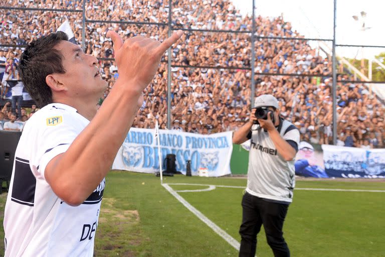 El Pulga Rodríguez, gran figura del clásico que Gimnasia le está ganando a Estudiantes 4-3, en La Plata