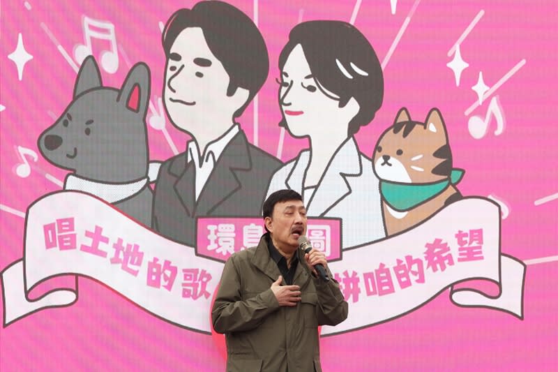 選戰進入倒數，民進黨總統候選人賴清德環島拼圖「唱土地的歌，拼咱的希望」活動24日進入第4天，中午抵達新北市新莊區，民進黨立委余天（圖）現身獻唱歌曲。（中央社）
