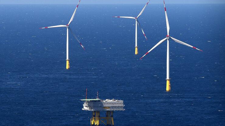 Ein Umspannwerk und Windräder stehen in der Nordsee rund 43 Seemeilen (70 Kilometer) westlich der Insel Sylt im Offshore Windpark 