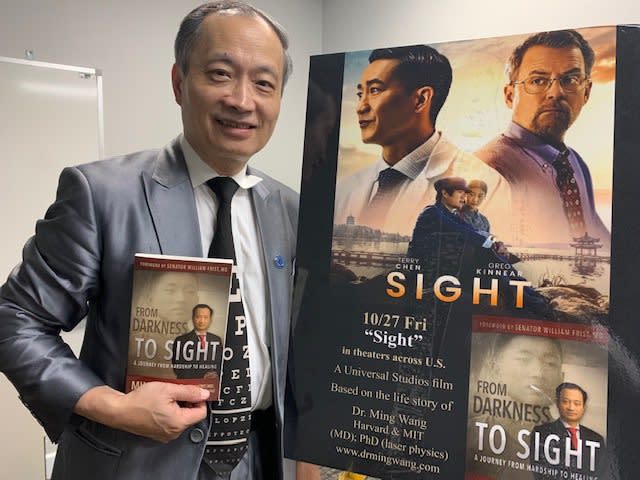 田納西華人眼科醫師王明旭近日在南加州舉辦多場《Sight》放映會，鼓勵華人講出自己的故事。（記者楊青/攝影）