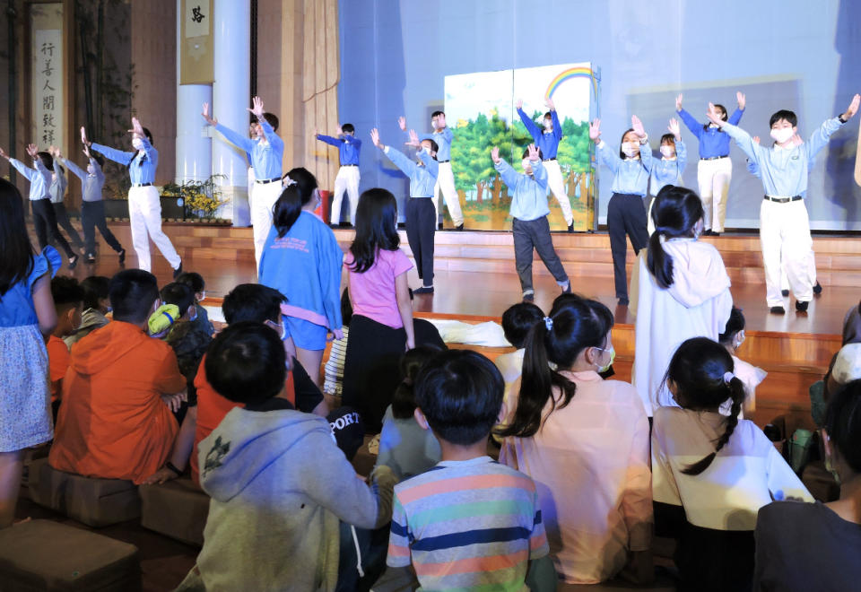 紙風車劇團演出前也結合慈濟教育功能團隊的青少年們，與孩童帶動共同融入這場生動活潑的環境防災心靈情境劇。