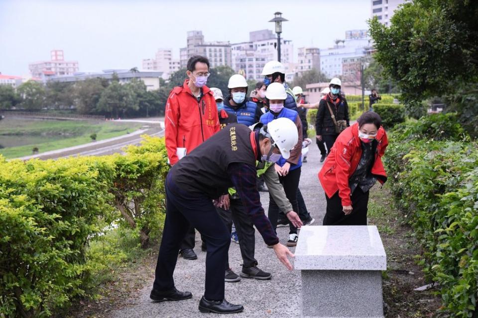 花蓮縣長徐榛蔚視察美崙溪自行車步道設施，期盼提供民眾完善的河濱運動休閒去處。(記者林有清攝)