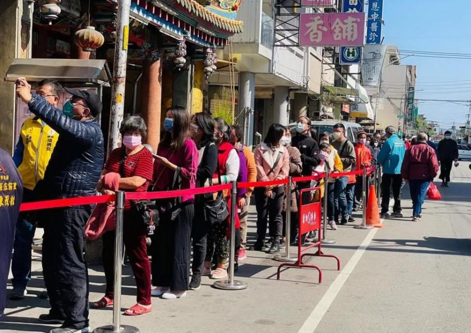 前總統馬英九昨日前往后里區鎮安宮參香祈福，並進行發春聯活動，吸引民眾大排長龍索取。（記者陳金龍攝）