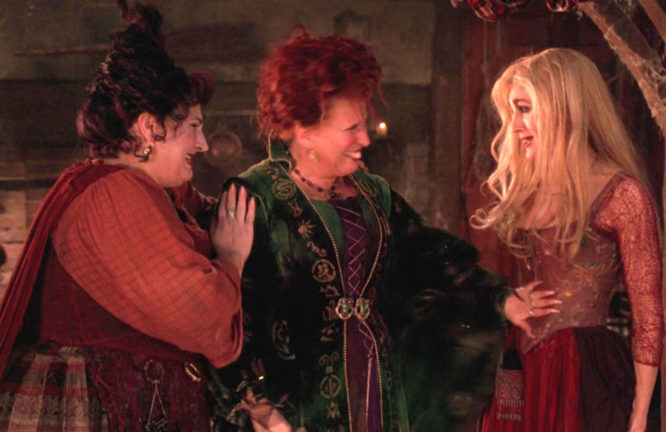 <p>Y ya que hablamos de looks inolvidables, no podemos olvidarnos del vestuario de ‘Hocus Pocus’. ¿Ya no te acordabas que había interpretado a una de las brujas más famosas del cine? (Foto: Walt Disney Pictures). </p>