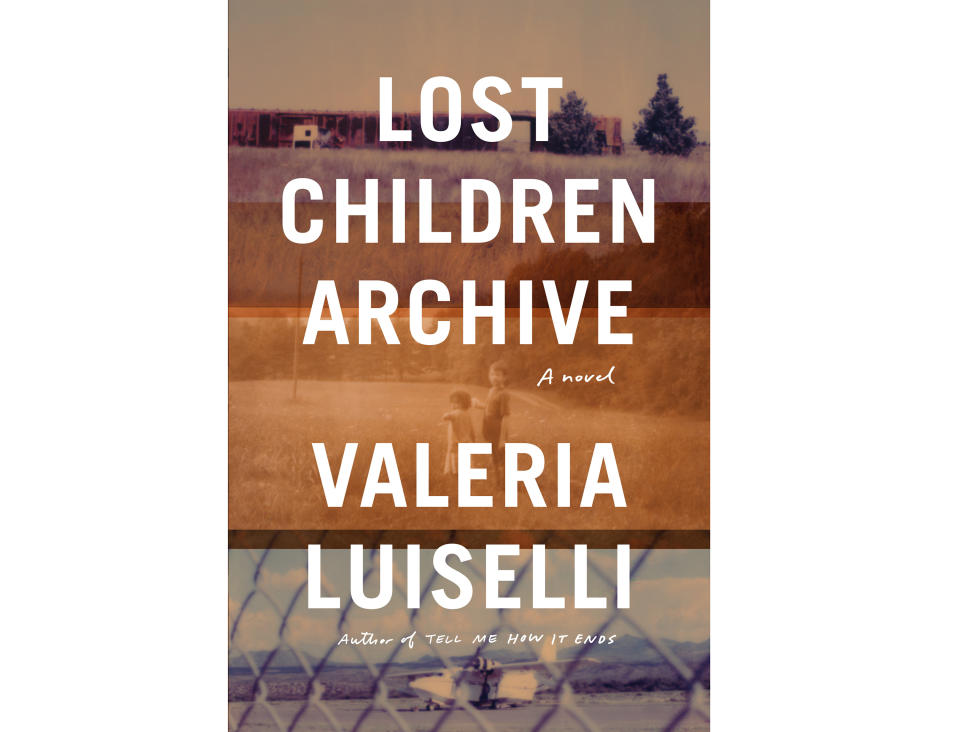 En esta imagen difundida por Knopf, la portada de la novela de Valeria Luiselli "Lost Children Archive", cuya versión en español se titula "Desierto sonoro". (Knopf vía AP)