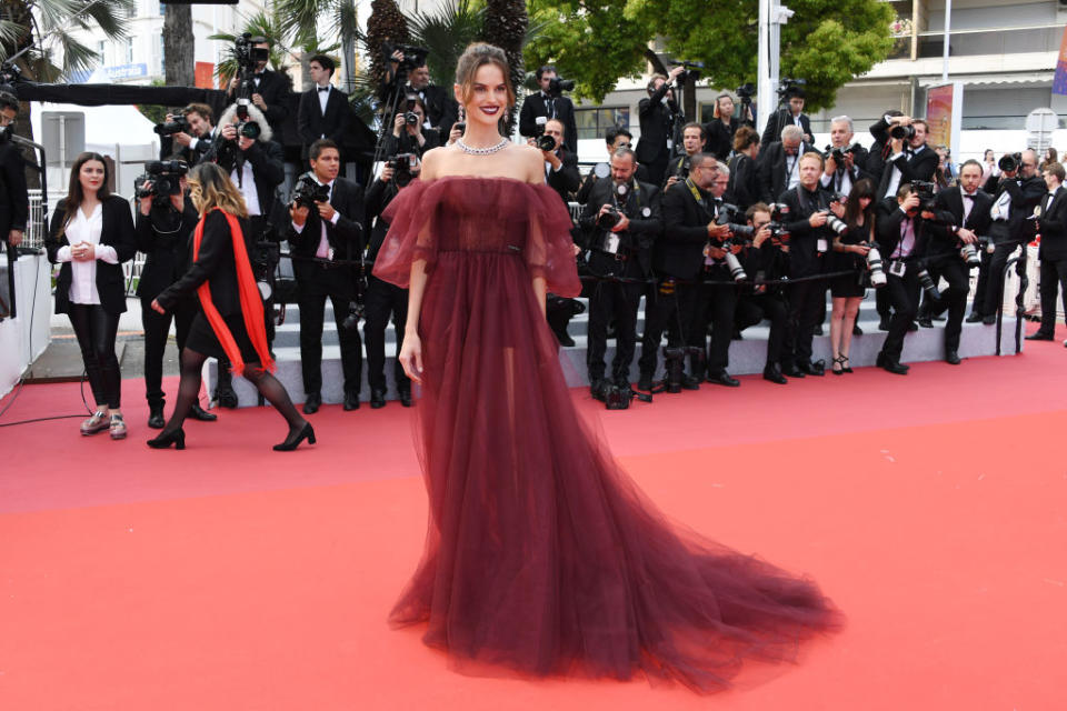 Izabel Goulart a voilé sa silhouette sculpturale dans une vaporeuse robe grenat. Le top brésilien a pris soin d’assortir son rouge à lèvres à sa tenue pour assister à la projection de Roubaix, une Lumière d’Arnaud Desplechin.