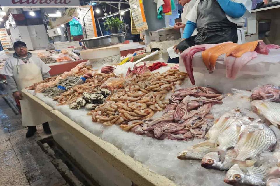 El mercado San Juan se ubica en la calle Ernesto Pugibet, entre José María Marroquí y Luis Moya, a cuatro cuadras del Eje Central Lázaro Cárdenas.