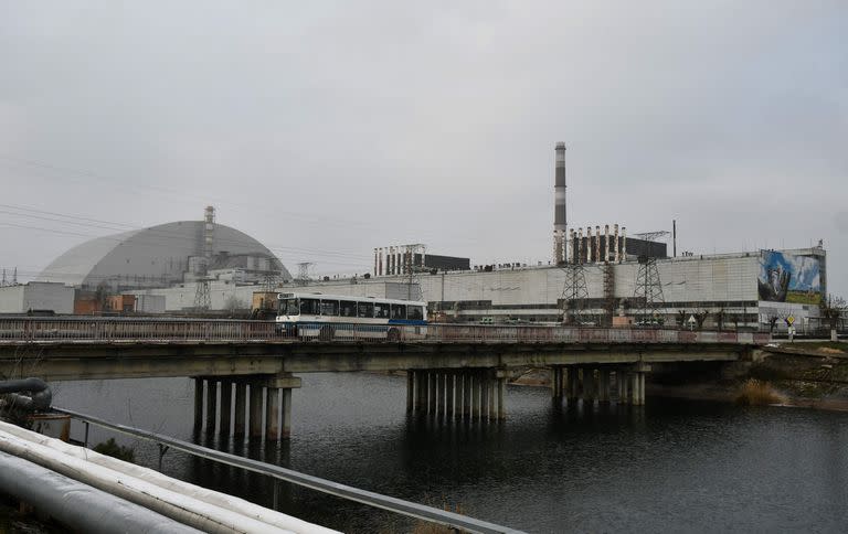 Esta fotografía de archivo tomada el 8 de diciembre de 2020 muestra una vista general de la planta de energía nuclear de Chernobyl y la cúpula protectora gigante construida sobre el sarcófago del cuarto reactor destruido