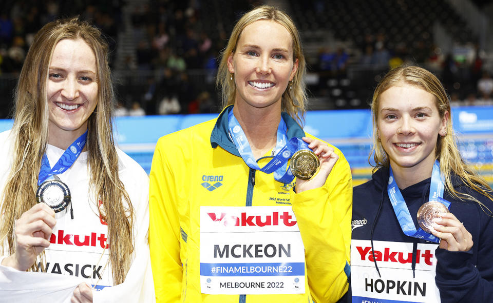 Katarzyna Wasik, Emma McKeown și Anna Hopkin, fotografiate aici cu medaliile lor după proba de 50 m stil liber la Campionatele Mondiale de înot pe curse scurte.