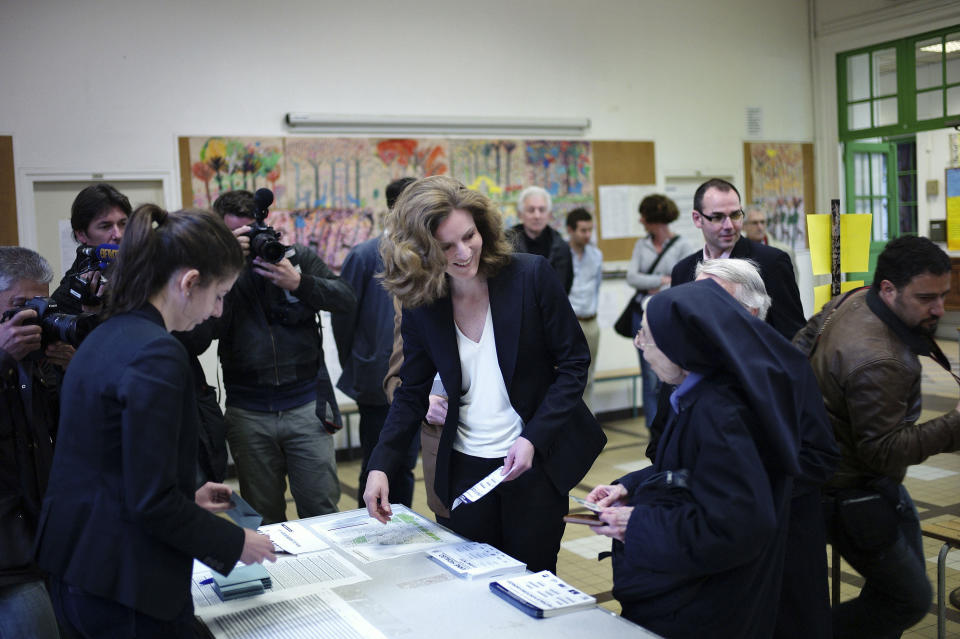 Candidate from the conservative UMP political party, Nathalie Kosciusko-Morizet, centre, prepares to vote in municipal elections in Paris, Sunday, March 30, 2014. Voters in Paris and across France are going to the polls Sunday in municipal elections seen as a referendum on embattled President Francois Hollande's first two years in office. (AP Photo/Thibault Camus)