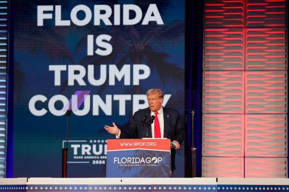 El ex presidente Donald Trump hablando en el escenario durante la Cumbre de la Libertad de la Florida, el sábado 4 de noviembre de 2023 en Orlando.