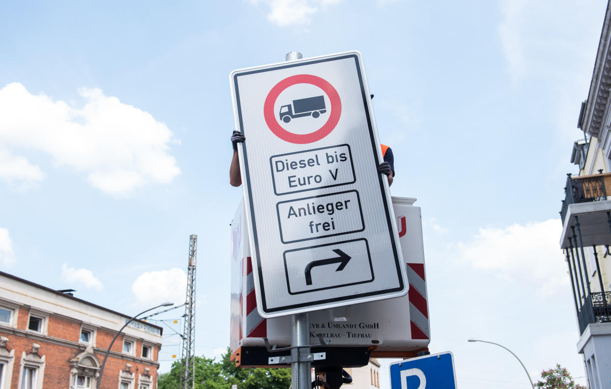 Hamburg führt als erste Stadt Dieselfahrverbote ein (Bild: dpa)