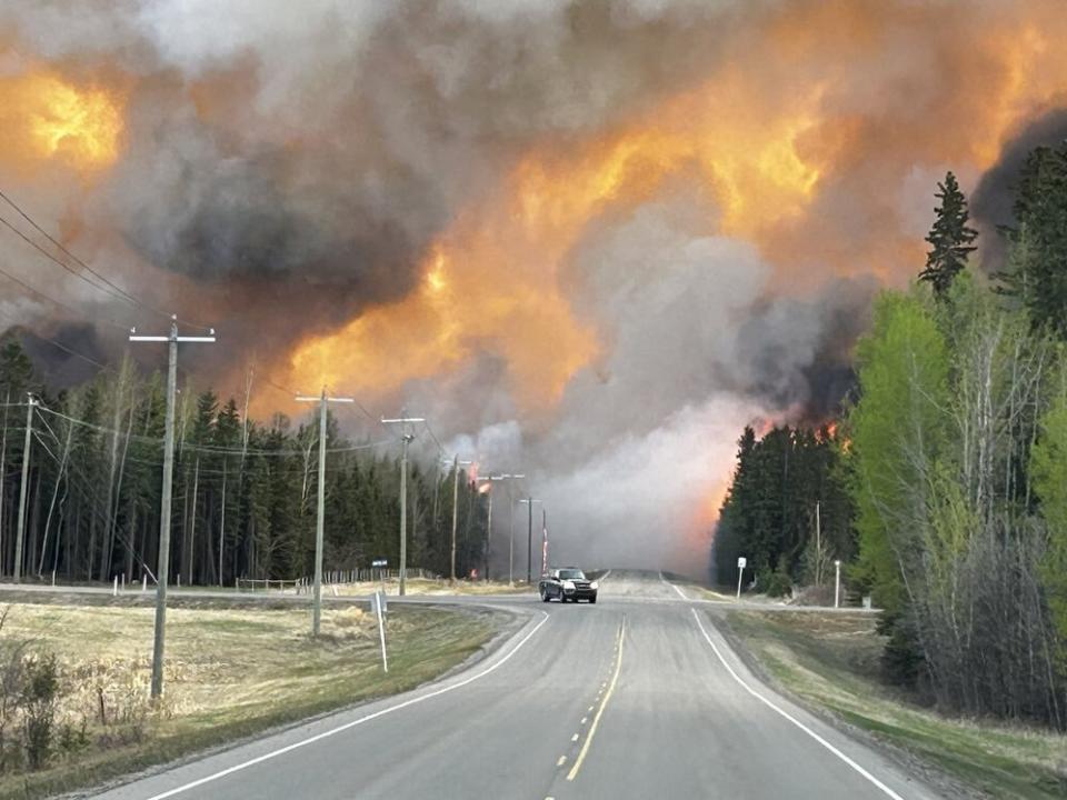 加拿大亞伯達省(Alberta)出現規模「前所未見」的野火，當地數萬名居民被迫撤離家園。(@BushelsPerAcre推特)