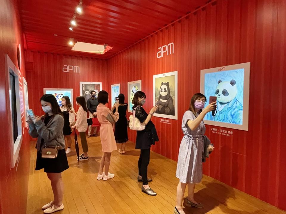 商場邀請了多媒體設計新力軍ALong合作打造數碼藝術館，將ALong將筆下的鬼馬熊貓以搞笑幽默的造型融入名畫中。