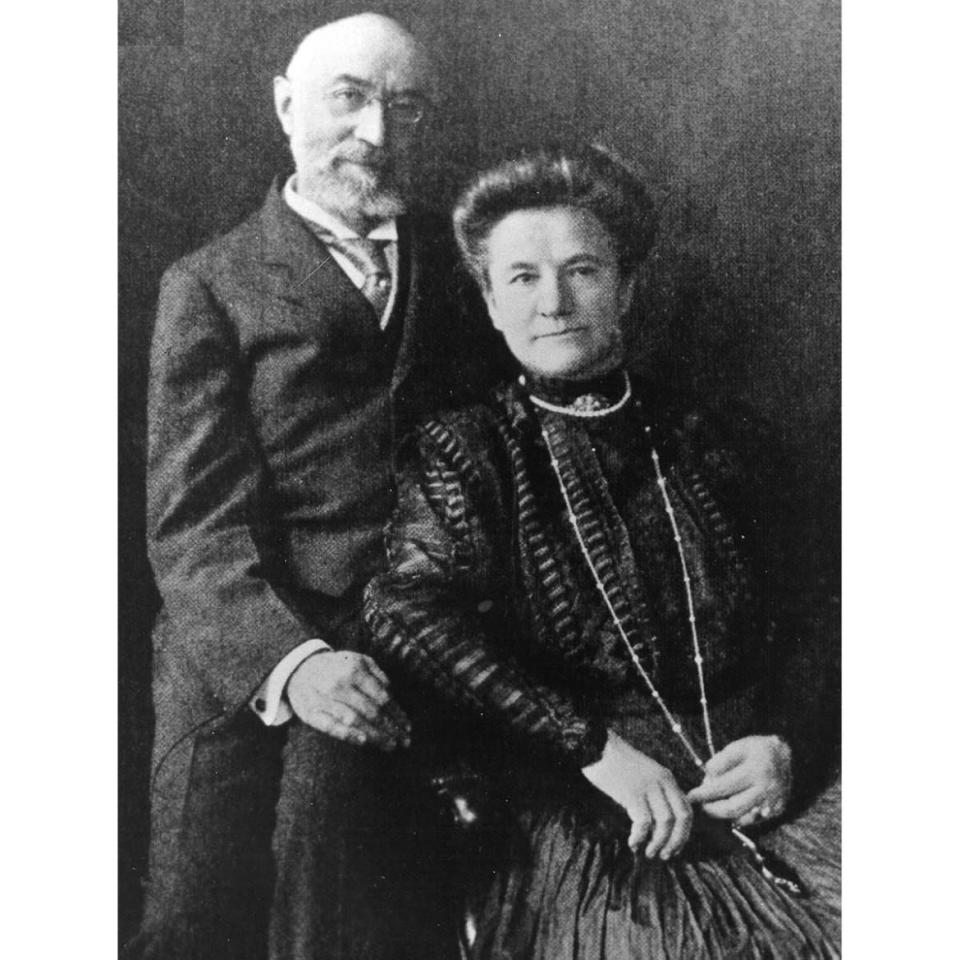 <div class="inline-image__title">Isidor and Ida Straus</div> <div class="inline-image__caption"><p>Isidor, left, and Ida Straus</p></div> <div class="inline-image__credit">Public Domain</div>