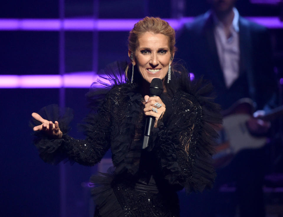 LOS ÁNGELES, CALIFORNIA - 3 DE ABRIL: Celine Dion anuncia COURAGE WORLD TOUR, que comenzará el 18 de septiembre de 2019, durante un evento especial en vivo en The Theatre at Ace Hotel el 3 de abril de 2019 en Los Ángeles, California.  (Foto de Kevin Mazur/Getty Images para CDA Productions, Inc.)