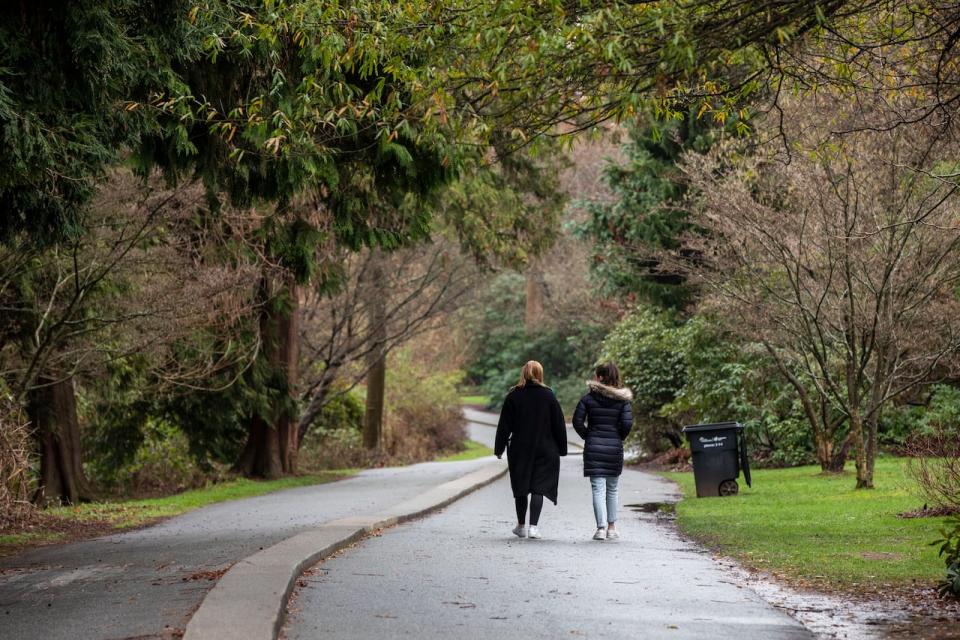 Two people walk along a trail near Lost Lagoon in Vancouver in January 2021. Police say they are increasing patrols in Stanley Park after a woman reported she was sexually assaulted by a stranger near the lagoon on Monday. (Ben Nelms/CBC - image credit)