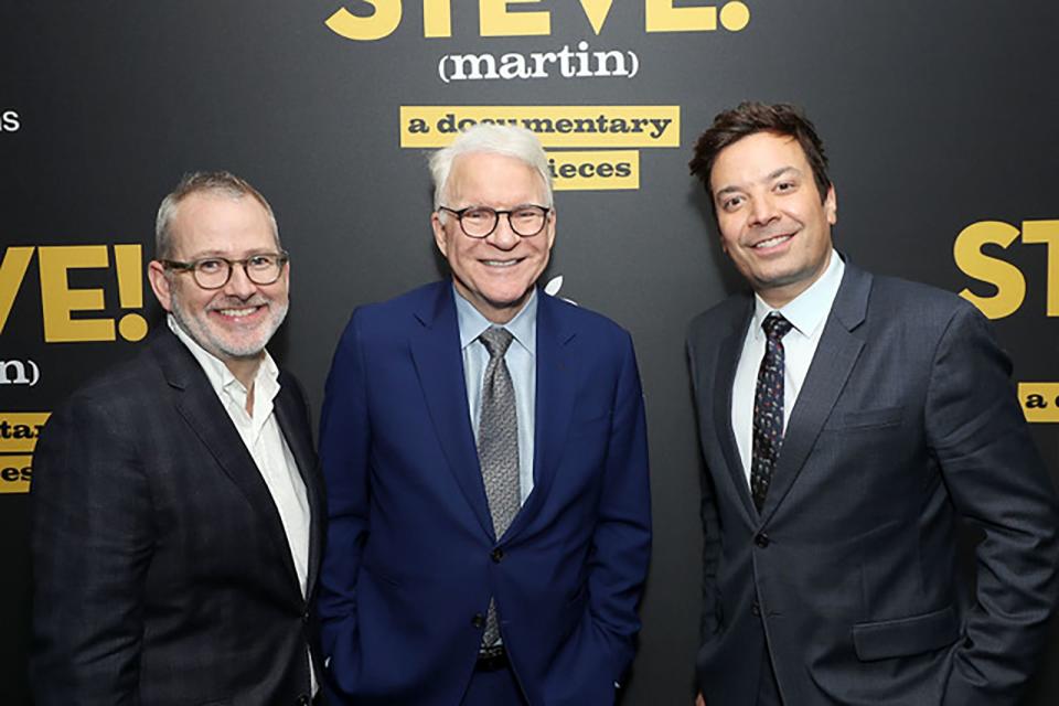 導演摩根內維爾（左起）、史提夫馬丁與電視節目主持人吉米法倫。（Apple TV+提供）