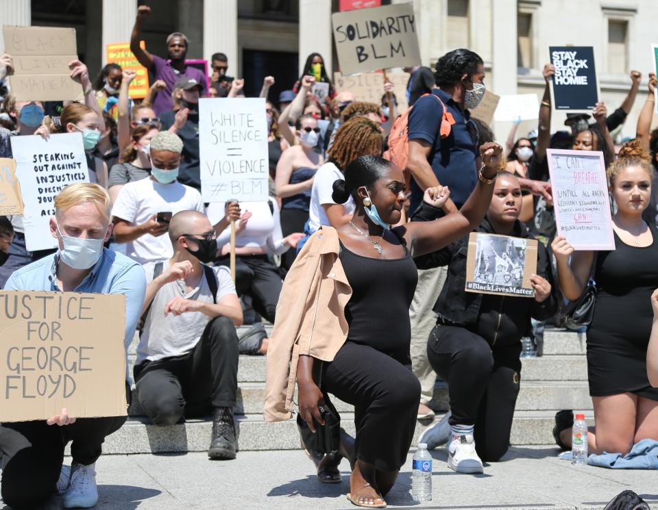 LONDON, UNITED KINGDOM - MAY 31: People gather during a protest over the death of George Floyd, an unarmed black man who died after being pinned down by a white police officer in USA, at Trafalgar Square on May 31, 2020 in London, United Kingdom. (Photo by Ilyas Tayfun Salci/Anadolu Agency via Getty Images)