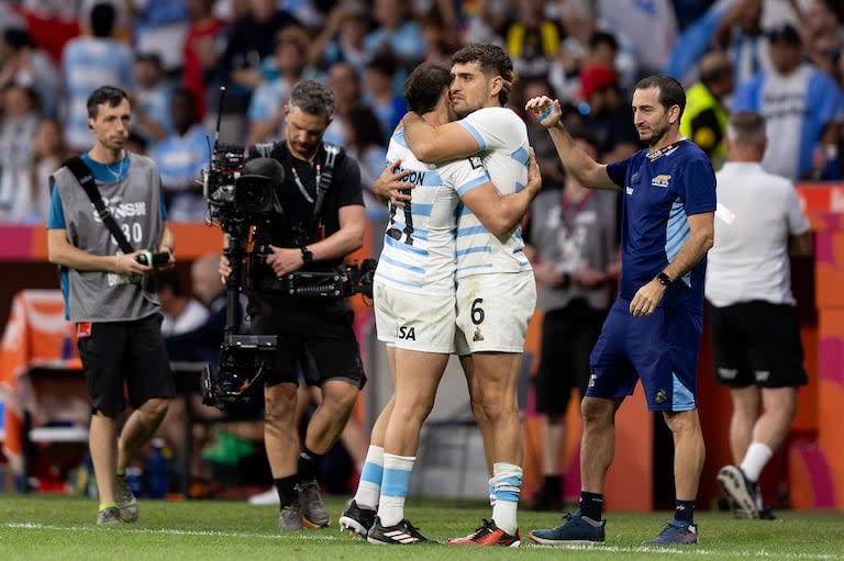 Abrazo argentino en Madrid: Facundo Puerredón, debutante, recibe el saludo del capitán, Santiago Álvarez Fourcade