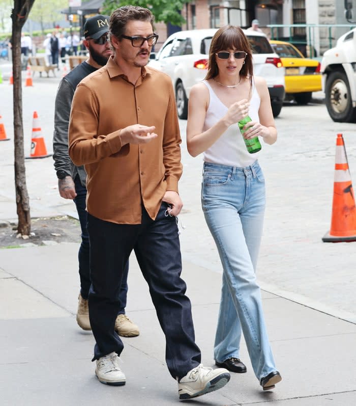 Dakota Johnson y Pedro Pascal se besan en el rodaje de su nueva película, Materialists