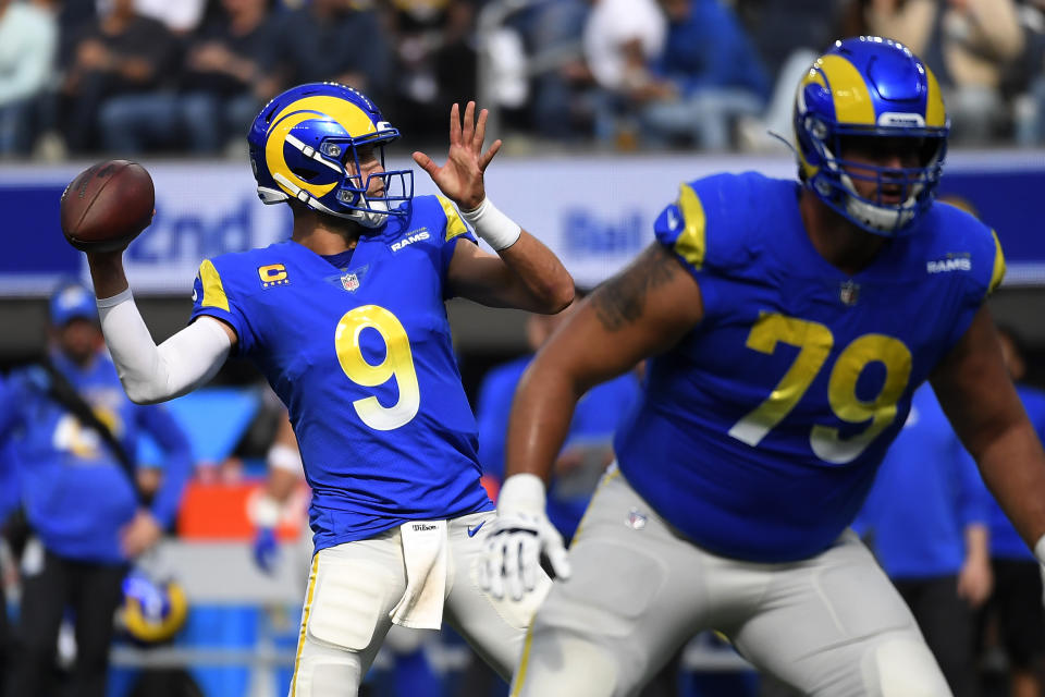 El quarterback Matthew Stafford (9) lanza un pase por los Rams de Los Ángeles en juego de NFL frente a los Lions de Detroit, el domingo 24 de octubre de 2021, en Inglewood, California. (AP Foto/Kevork Djansezian)