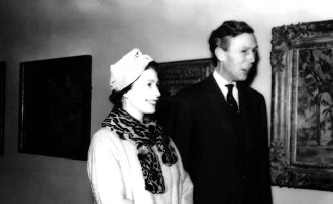 La reina Isabel II junto a Anthony Blunt, responsable de la ‘Royal Collection’ del Reino Unido, quien resultó ser un espía de los soviéticos trabajando para la Corona británica (imagen vía Getty Images)