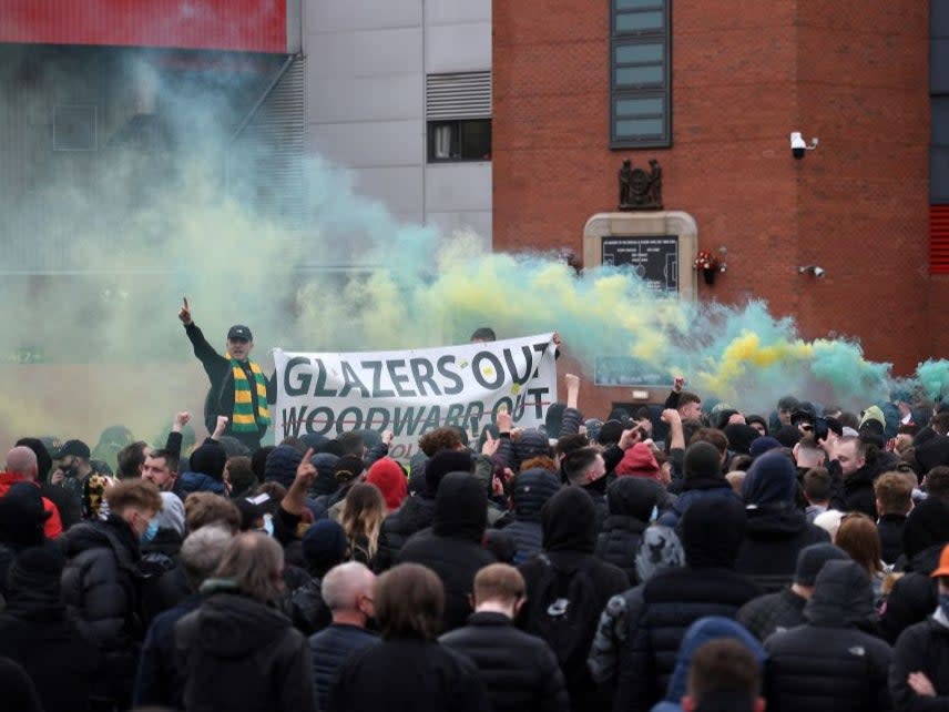 Manchester United fans protest against the Glazers (AFP via Getty Images)