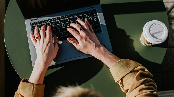 Mujer con computador