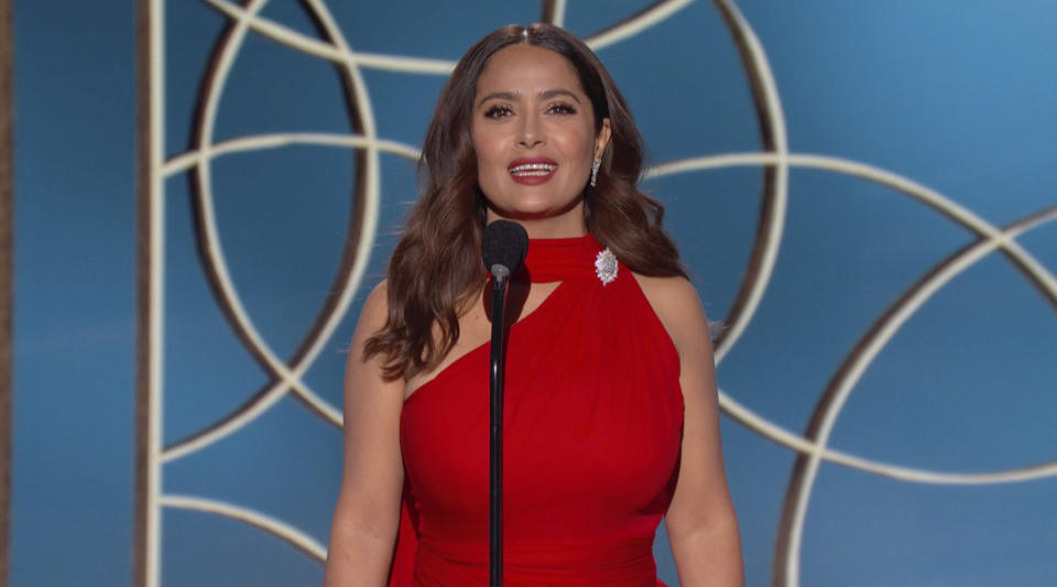 En esta imagen difundida el domingo 28 de febrero de 2021 por NBC, Salma Hayek presenta un premio durante la ceremonia de los Globos de Oro. (NBC vía AP)