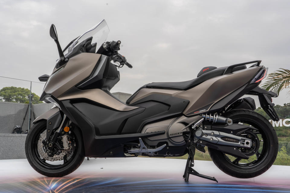 新世代 AK550，延續「The Thrills of Touring」設計概念。