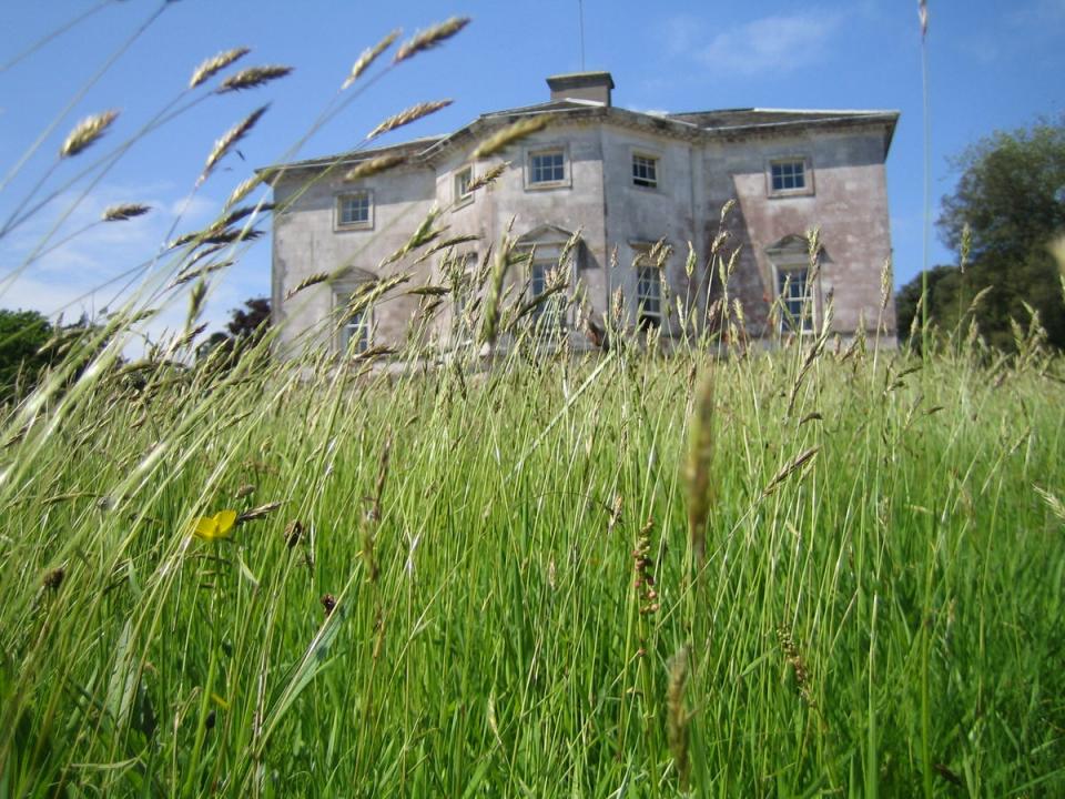 Eighteenth-century estate Sharpham House (Sharpham House)