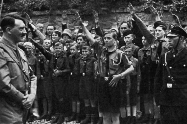 Adolf Hitler camina delante de un grupo de niños de las Juventudes Hitlerianas