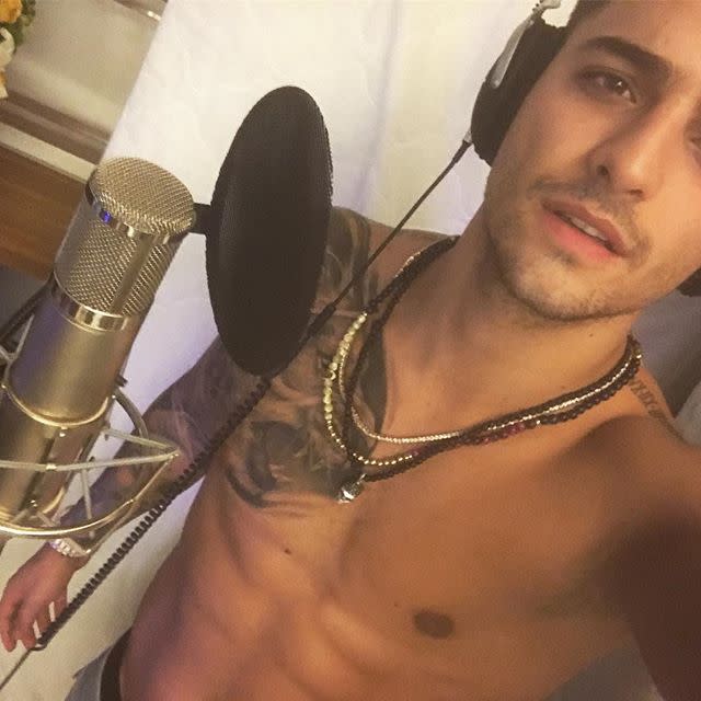 Maluma alborota a sus fans con el torso descubierto