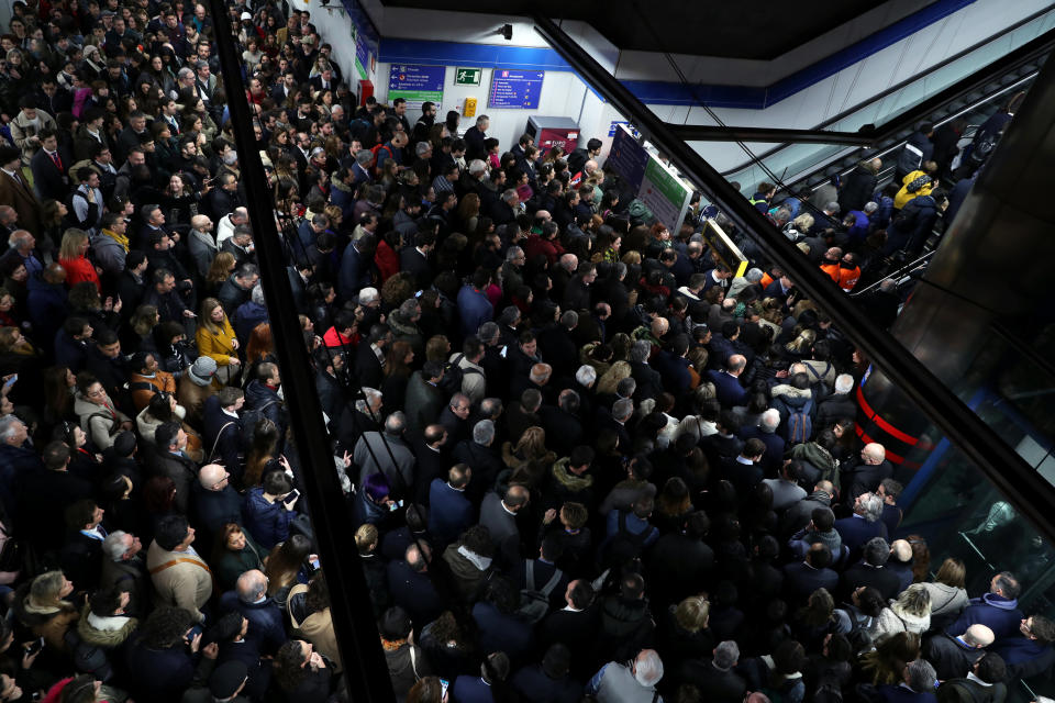 <p>La estación de metro Feria de Madrid, totalmente colapsada tras la invasión de los taxistas este jueves. (Foto: Susana Vera / Reuters). </p>