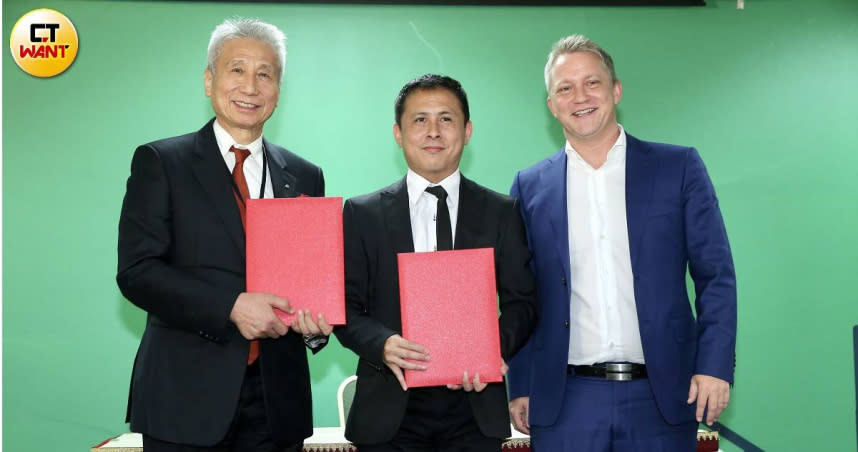 左起大同董事長王光祥、歐洲能源交易所亞洲區總裁Ray Ang Zai Rui、歐洲能源交易所亞洲區業務主管Mr. Erlend Engelstad完成簽約儀式。（圖／黃耀徵攝）
