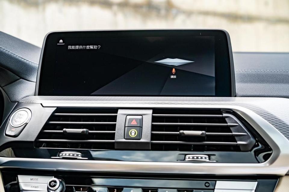 BMW ConnectedDrive智慧互聯駕駛服務除了可提供旅遊諮詢或任何生活資訊的旅程諮詢秘書，此次更升級BMW智慧語音助理2.0，擁有更口語化及人性化的互動方式。