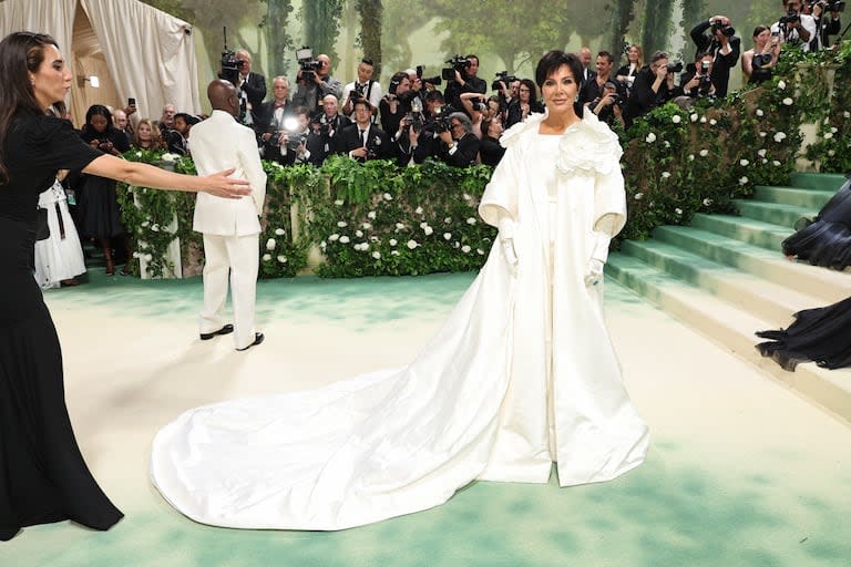 Kris Jenner apostó por el blanco para la gala