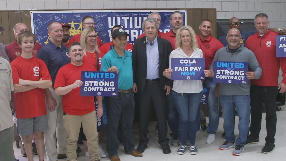 PHOTO: Sen. Sherrod Brown meets with Lordstown, Ohio Ultiums Cells plant workers. (ABC News)