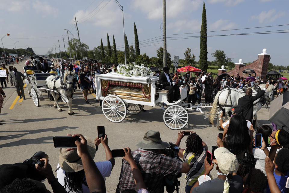 El féretro de George Floyd llega en una carreta al cementerio Houston Memorial Gardens en Pearland, Texas, el martes 9 de junio de 2020. (AP Foto/Eric Gay)