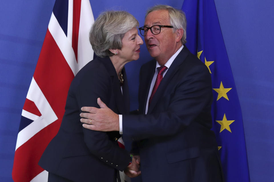 La primera ministra británica Theresa May, a la izquierda, y el presidente de la Comisin Europea, Jean-Claude Juncker, se saludan durante una cumbre en Bruselas, el miércoles 17 de octubre de 2018, para analizar las condiciones de la salida de Gran Bretaña del bloque. (AP Foto/Francisco Seco)