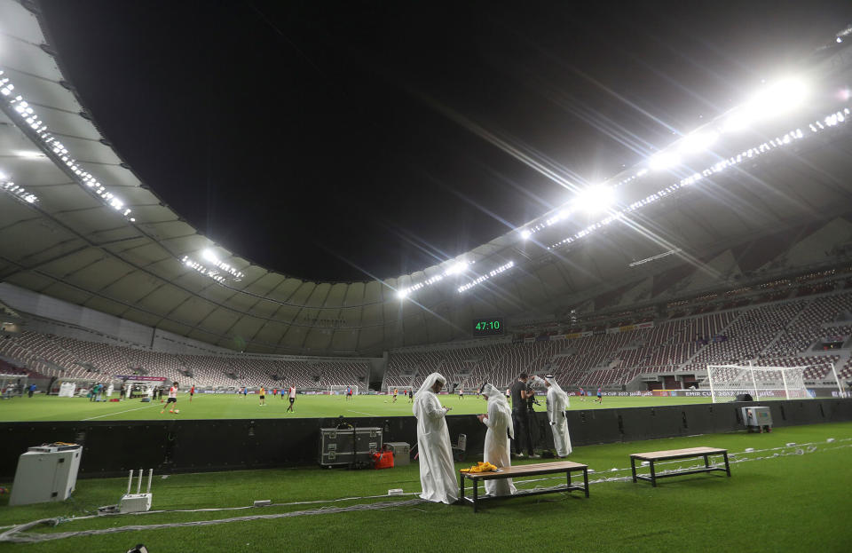 <p>A men stand as players attend a training session at the Khalifa International Stadium in Doha, Qatar, May 18, 2017. Picture taken May 18, 2017. (Photo: Ibraheem Al Omari/Reuters) </p>