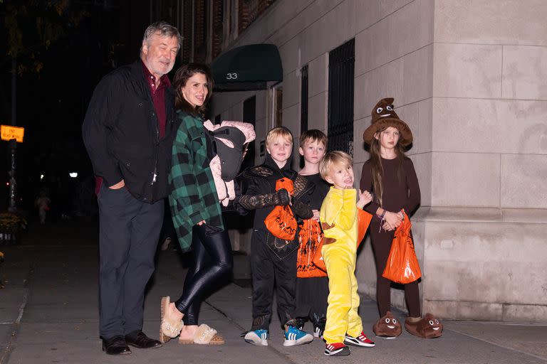 Alec e Hilaria Baldwin, en una foto familiar mientras salen a pedir dulces con sus hijos en Halloween en la Ciudad de Nueva York