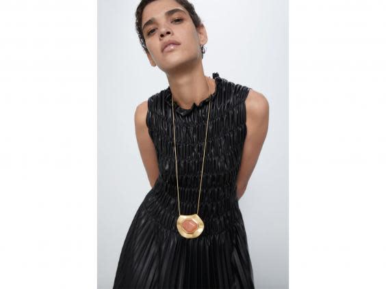 This long drop pendant necklace is an easy addition to your wardrobe if you're looking for accessories that take minimal effort to style with everything else you own (Zara)