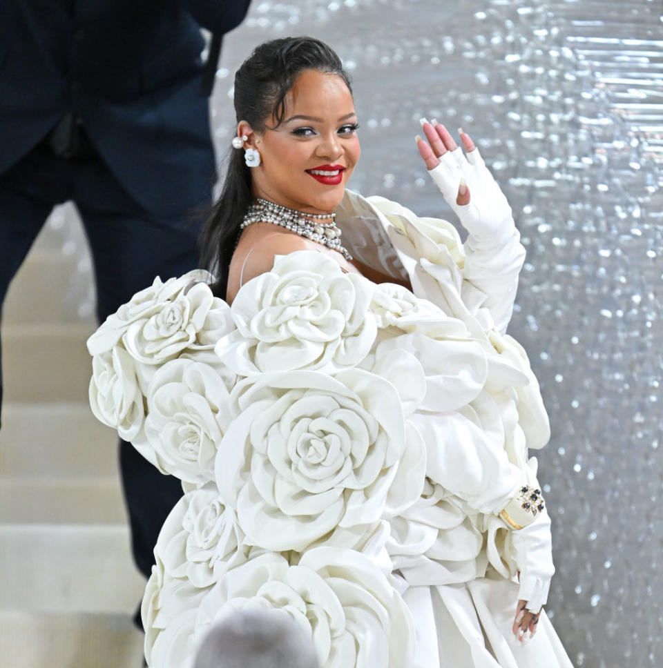 rihanna waving at the met