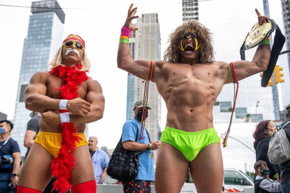 Bei diesem Wrestler-Cosplay sind die Kostüme weit weniger aufwendig als die Körperstählung. (Bild: Alexi Rosenfeld/Getty Images)