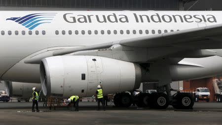 FILE PHOTO Workers clean the body of a Garuda Indonesia Airbus A320 aircraft inside Hangar 4 of PT Garuda Maintenance Facility (GMF) Aero Asia at Soekarno-Hatta airport in Jakarta, September 28, 2015. REUTERS/Beawiharta/File photo - RTSW94I