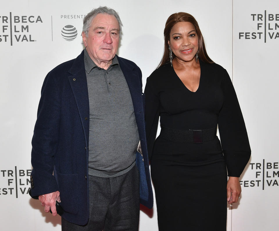 Un véritable bras de fer juridique entre Robert De Niro et Grace Hightower débute un an après l’officialisation de leur séparation. Leur contrat de mariage stipulait que l’acteur devrait verser un million de dollars de pension annuelle à son ex-épouse. À cette somme s’ajoute la cession d’un appartement estimé à 6,5 millions ainsi qu’un don de 500 000 dollars en argent sonnant et trébuchant. Mais en juin 2019, l’avocat de la jeune femme réclame nettement plus, à savoir la moitié de ce que la star a engrangé durant leurs années de mariage. Le couple s’affronte également pour la garde de leur fille Helen. <em>(Photo by Dia Dipasupil/Getty Images for Tribeca Film Festival)</em>